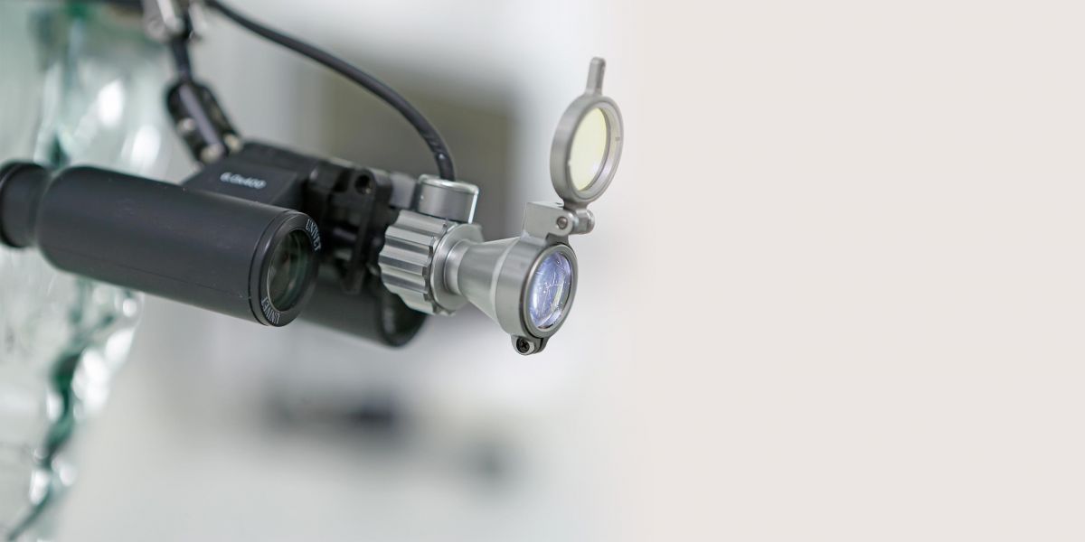 Eine zahnärztliche Lupenbrille für präzise und minimalinvasive Eingriffe
